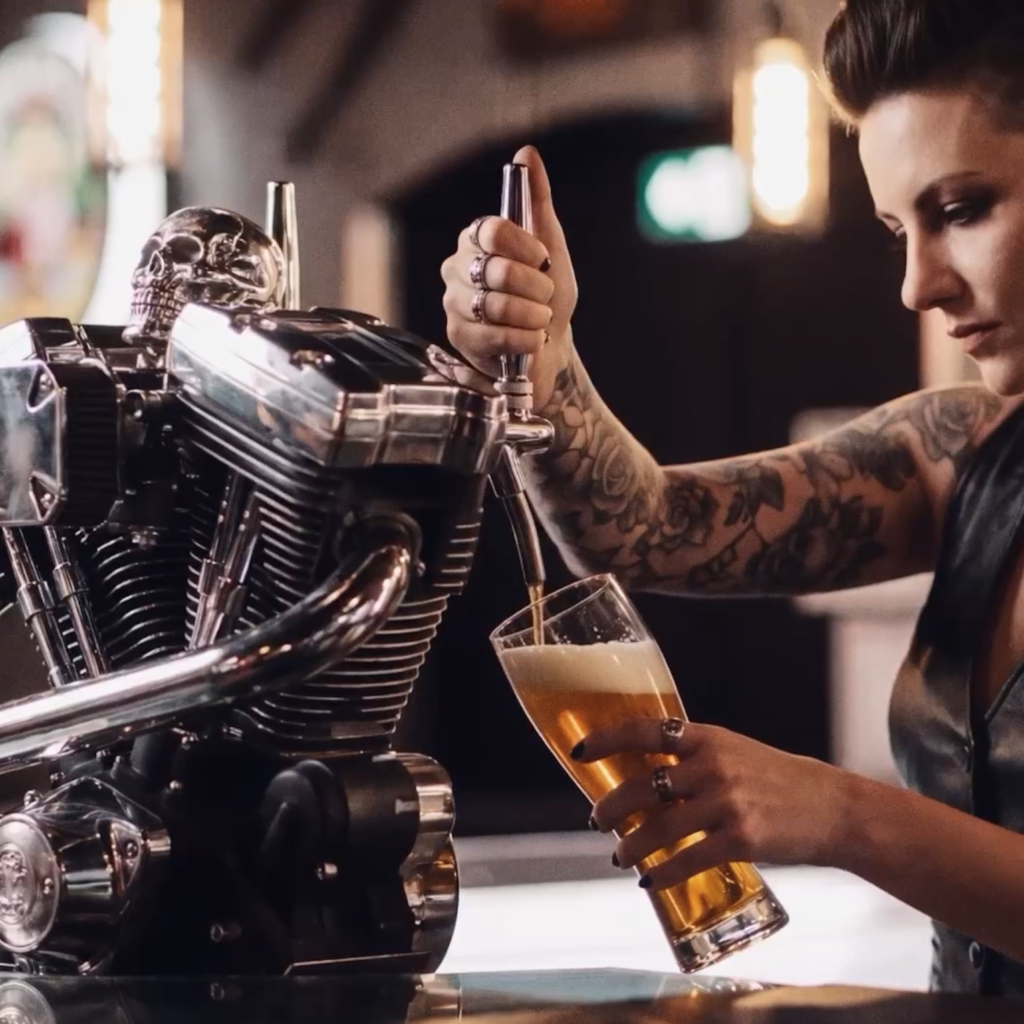 KI Werbespot Bikerbar Silberwolf 04 KI Werbespot Bikerbar Silberwolf 04