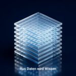 Hoher Stapel aus Glasebenen mit dem Untertitel Aus Daten wird Wissen