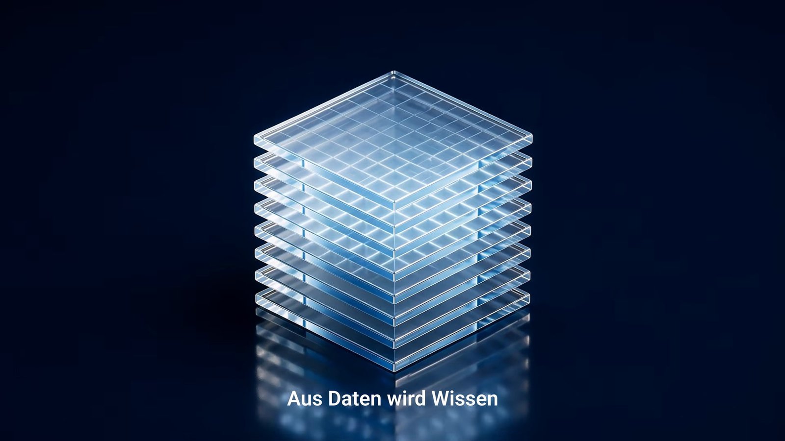 04_virtivity-imagefilm-aus-daten-wird-wissen Hoher Stapel aus Glasebenen mit dem Untertitel Aus Daten wird Wissen