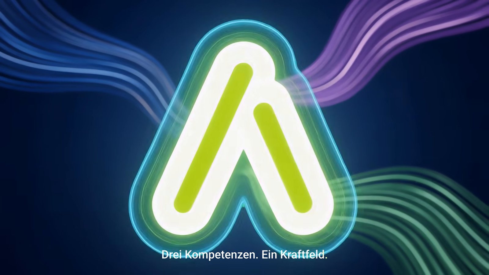 07_virtivity-imagefilm-apollo-emblem Leuchtendes APOLLO-Emblem vor farbigen Lichtströmen mit dem Untertitel Drei Kompetenzen. Ein Kraftfeld.